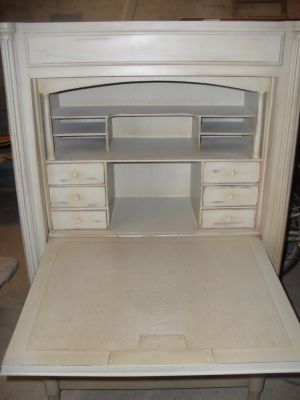 Relooking d'un secrétaire en bois exotique couleur crème patiné à Saint Rémy de Provence